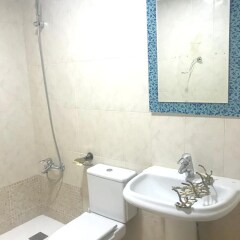 Отель With 4 Bedrooms in Ciudad Real, With Wonderful City View, Balcony and Wifi Испания, Сьюдад-Реаль - отзывы, цены и фото номеров - забронировать отель With 4 Bedrooms in Ciudad Real, With Wonderful City View, Balcony and Wifi онлайн ванная фото 2