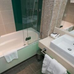 Отель Holiday Inn London Commercial Road ванная фото 2