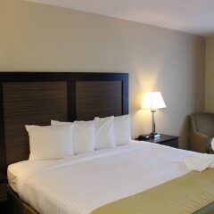 Отель Baymont Inn and Suites Fort Myers сейф в номере