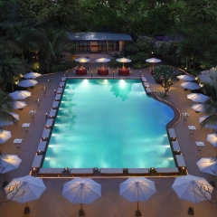 Отель The Leela Palace Bangalore бассейн