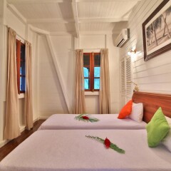 Отель Le Relais du Moulin, Hôtel de Charme & Spa сейф в номере