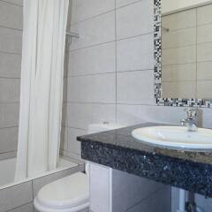 Апартаменты Kefalos - Damon Hotel Apartments Кипр, Пафос - отзывы, цены и фото номеров - забронировать отель Kefalos - Damon Hotel Apartments онлайн ванная