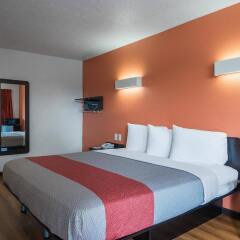 Отель Motel 6 Columbus OSU США, Колумбус - отзывы, цены и фото номеров - забронировать отель Motel 6 Columbus OSU онлайн комната для гостей фото 2