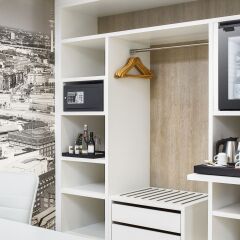 Отель NH Collection Hamburg City сейф в номере