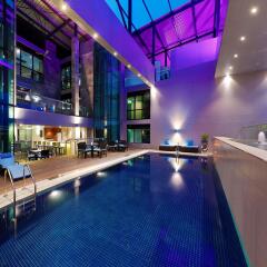 Legend Hotel Lagos Airport, Curio Collection by Hilton бассейн