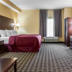 Отель Clarion Inn & Suites Northwest комната для гостей фото 3
