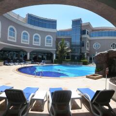 Отель Sharjah Premiere Hotel & Resort ОАЭ, Шарджа - отзывы, цены и фото номеров - забронировать отель Sharjah Premiere Hotel & Resort онлайн бассейн фото 2