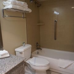 Отель Best Western Capital Beltway Ленхем ванная