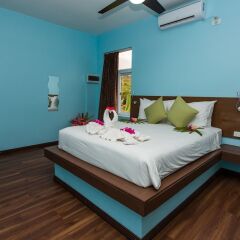 Отель Blue West Villas сейф в номере