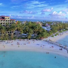 Отель Kaani Grand Seaview пляж