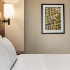 Отель DoubleTree by Hilton New York Downtown сейф в номере