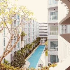 Отель The Base Downtown Condo by Joy Пхукет балкон