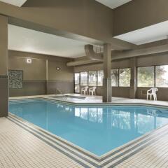 Отель Travelodge by Wyndham Toronto East бассейн фото 2