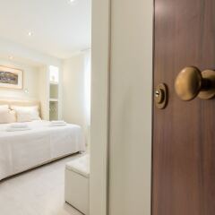 Отель ALC Perikleous Rooms 4 сейф в номере