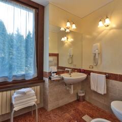 TH Madonna di Campiglio - Golf Hotel Пинцоло ванная