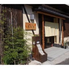 Отель Yoshioka Onsen Yunaka Мисаса вид на фасад
