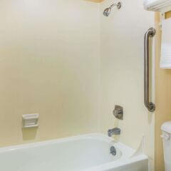 Отель Whiteroof Inn США, Такома - отзывы, цены и фото номеров - забронировать отель Whiteroof Inn онлайн ванная