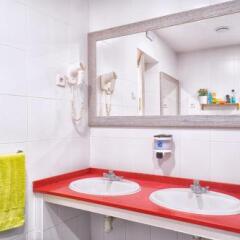 Отель Itaca Hostel Barcelona Испания, Барселона - отзывы, цены и фото номеров - забронировать отель Itaca Hostel Barcelona онлайн ванная фото 2