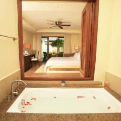 Отель Crimson Resort and Spa Mactan Филиппины, Лапу-Лапу - 1 отзыв об отеле, цены и фото номеров - забронировать отель Crimson Resort and Spa Mactan онлайн ванная