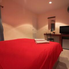 Отель Walking Street Guest House Паттайя удобства в номере