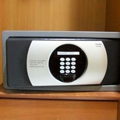 Отель New Cape Inn сейф в номере