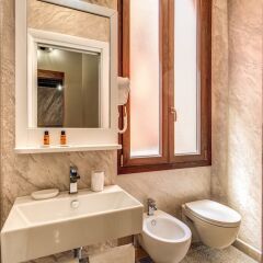 Отель Colosseo Accomodation Room Guest House Рим ванная фото 2