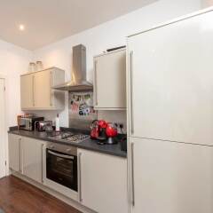 Отель Cosy 2BD Terrace House in Chorlton в номере