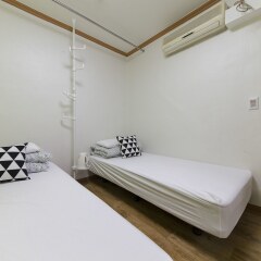 Отель Sinseoldong Station Residence комната для гостей