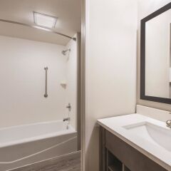 Отель La Quinta Inn & Suites Effingham ванная фото 2