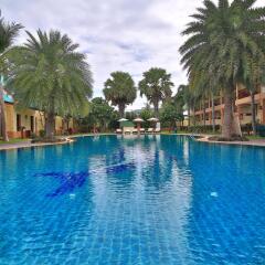 Отель The Green Beach Resort бассейн