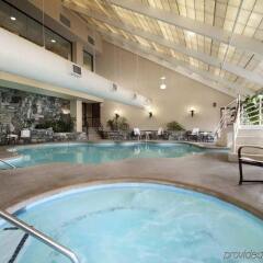 Отель Hilton Washington DC/Rockville Hotel & Executive Meeting Center США, Роквилль - отзывы, цены и фото номеров - забронировать отель Hilton Washington DC/Rockville Hotel & Executive Meeting Center онлайн бассейн фото 2