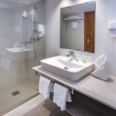 Отель 4R Miramar Calafell Испания, Калафель - 4 отзыва об отеле, цены и фото номеров - забронировать отель 4R Miramar Calafell онлайн ванная