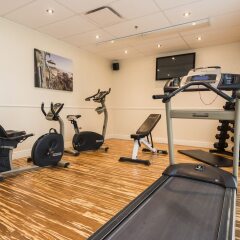 Отель Hôtel & Suites Le Dauphin Québec Канада, Квебек - отзывы, цены и фото номеров - забронировать отель Hôtel & Suites Le Dauphin Québec онлайн фитнесс-зал фото 2