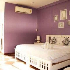 Отель Feung Nakorn Balcony Rooms and Cafe комната для гостей