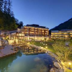 Отель Quellenhof Luxury Resort Passeier Сан-Мартино-ин-Пассирия приотельная территория