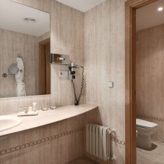 Отель NH Ciudad Real Испания, Сьюдад-Реаль - отзывы, цены и фото номеров - забронировать отель NH Ciudad Real онлайн ванная