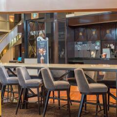 Отель Hilton Newark Airport США, Элизабет - отзывы, цены и фото номеров - забронировать отель Hilton Newark Airport онлайн гостиничный бар