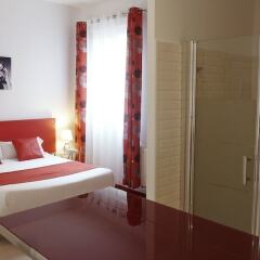 Отель Six Rooms сейф в номере