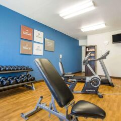 Отель Comfort Suites Tulare фитнесс-зал
