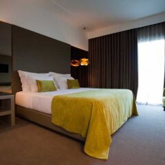 Delfim Douro Hotel сейф в номере