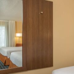 Отель Fairfield Inn & Suites by Marriott Frederick комната для гостей фото 5