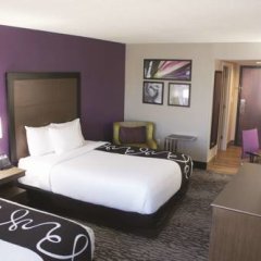 Отель La Quinta Inn & Suites by Wyndham Columbus North США, Колумбус - отзывы, цены и фото номеров - забронировать отель La Quinta Inn & Suites by Wyndham Columbus North онлайн комната для гостей фото 5