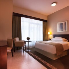 Апартаменты Movenpick Apartment Bur Dubai комната для гостей фото 3