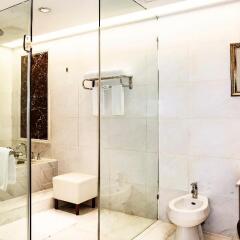 Crowne Plaza Hotel & Suites Landmark Shenzhen ванная фото 3