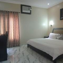 Отель Allen Suites Энугу сейф в номере