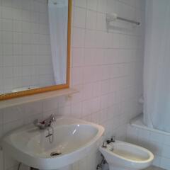 Отель Apartamentos San Pedro Испания, Льянес - отзывы, цены и фото номеров - забронировать отель Apartamentos San Pedro онлайн ванная