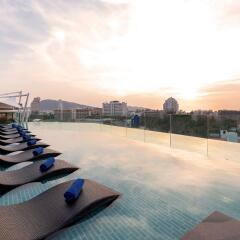 Oakwood Hotel Journeyhub Phuket Патонг бассейн