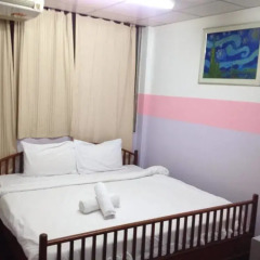Moom Pon Khlai Hostel & Spa комната для гостей