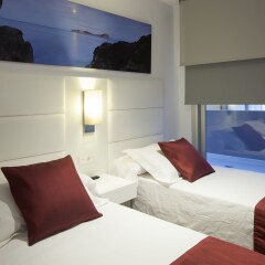 Апартаменты AxelBeach Ibiza Suites Apartments Spa and Beach Club - Adults Only комната для гостей