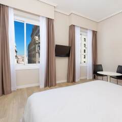 Hotel Madrid Gran Vía 25, managed by Meliá сейф в номере